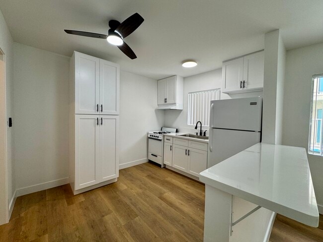 Photo - 1230 W 29th St Unidad Spacious Furnished 1B1B