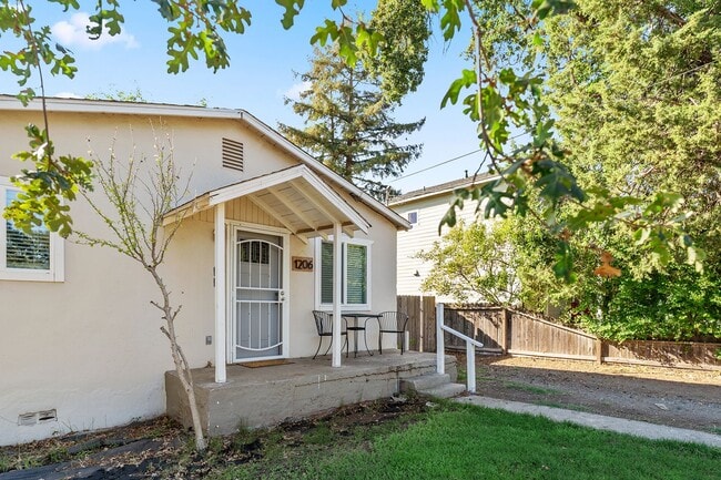 Photo - Fully Updated 2/1-Directly Across From 20th St Park- Available Now***Lease take over***