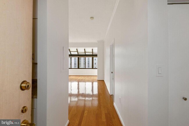 Photo - Georgetown. Upper *** Large, Stylish, Top ... Unit 1