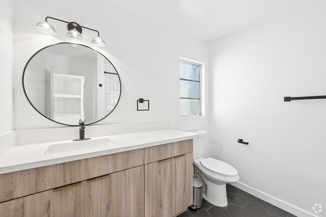 1BR, 1BA - 905SF - Primary Bathroom