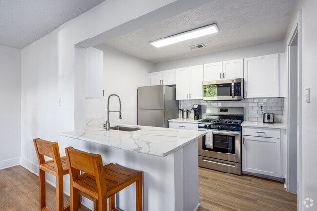 2BR, 2BA - 1,052SF - Kitchen - RADIUS Duluth