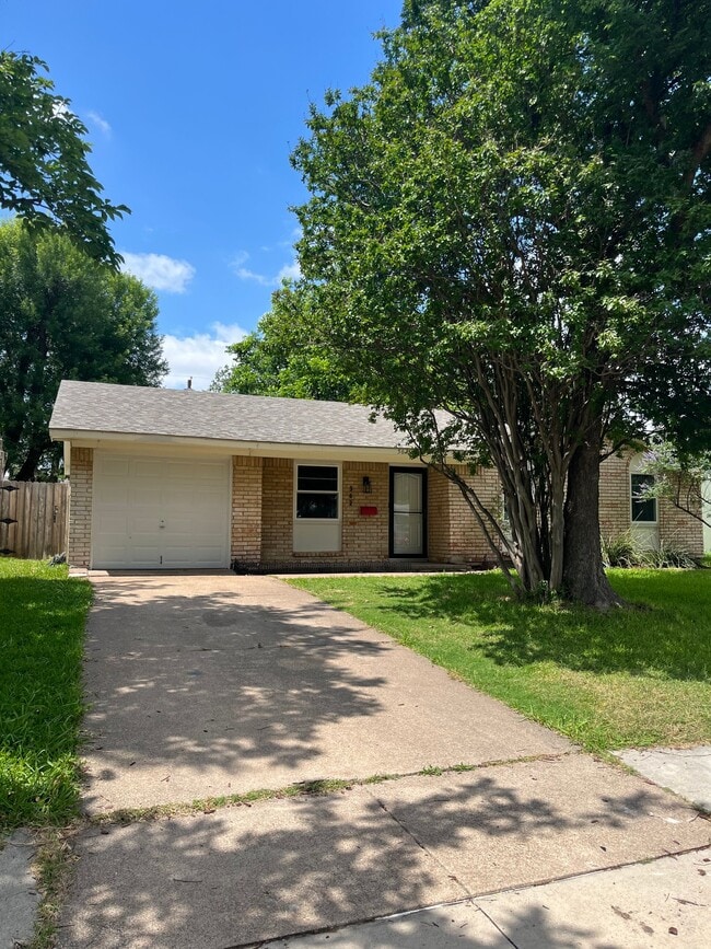Building Photo - 562 W Ferndale Ln