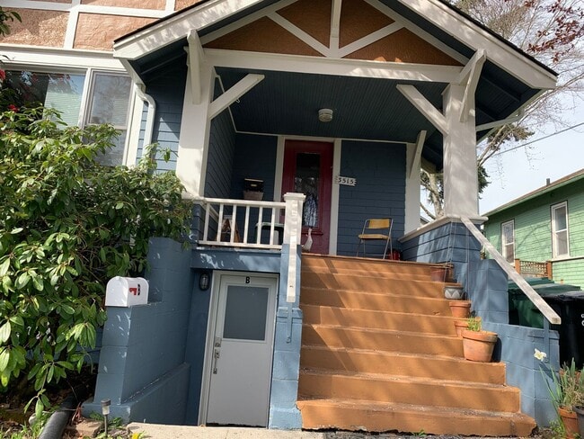 Building Photo - Darling Duplex in the heart of Wallingford!