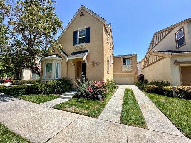 Building Photo - LUXURY HOME WITH BEAUTIFUL FINISHES CENTRA...
