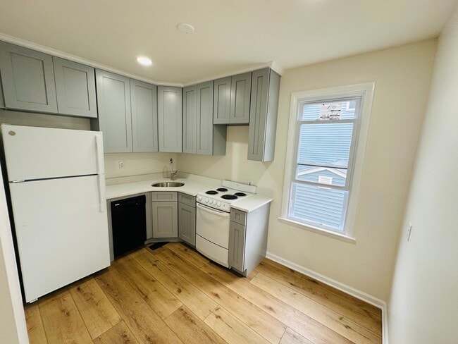 Building Photo - 70 E Cleveland Ave Unit 2 Rental