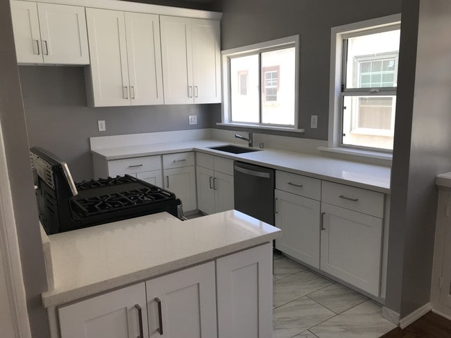 Building Photo - 1155 1/2 N Maryland Ave Unit --