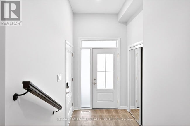 Photo - 887 Eileen Vollick Cres.