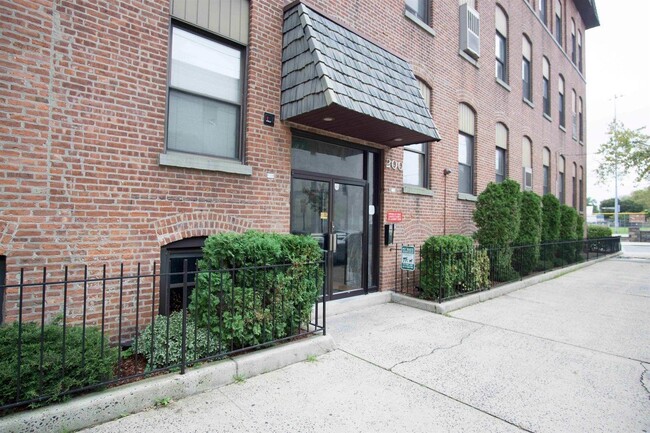 Building Photo - 200 Central Ave Unit B5