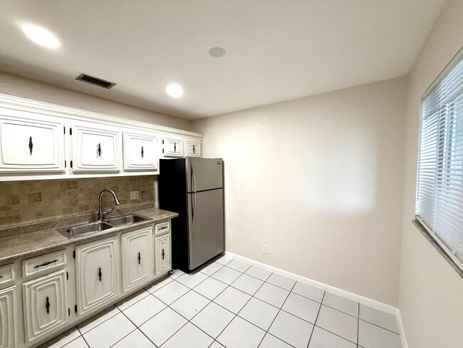 Photo - 511 W Kalmia Dr Unidad 10