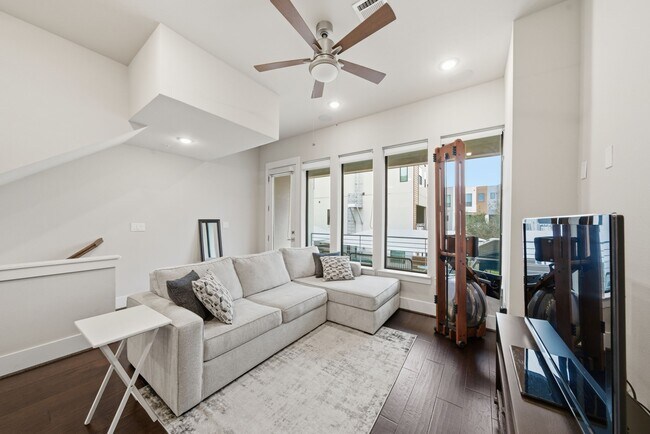 Building Photo - 2401 Crawford St Unit C1C