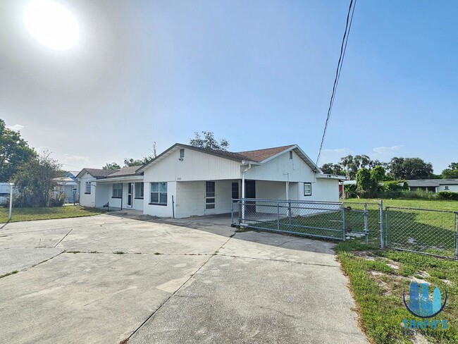 Photo - 4 Bedroom, 3 Bath HOUSE with a detached 1 Bedroom and 1 bath in Lakeland *MOVE-IN SPECIAL*