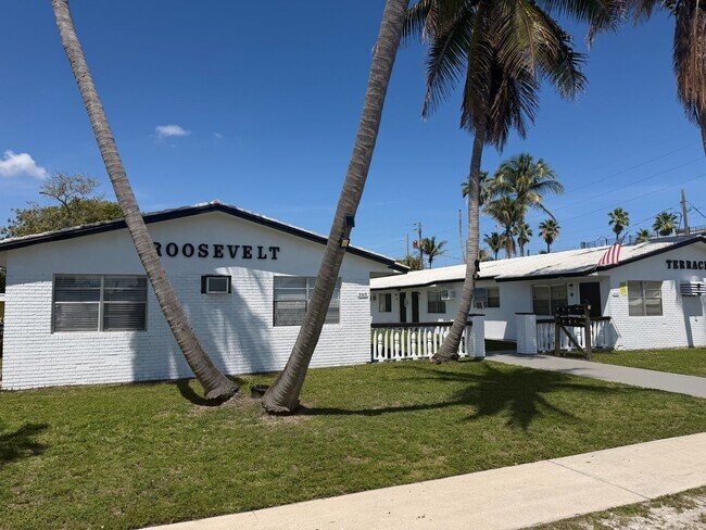 Photo - 2111 Roosevelt St