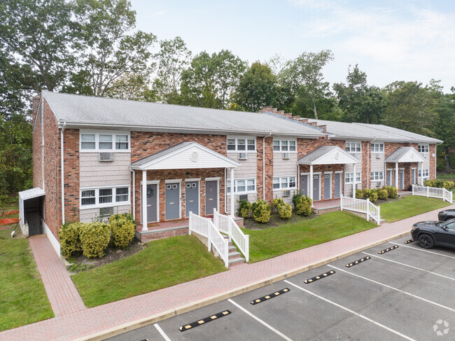 Maple Crest Apartments at Port Jefferson - Maple Crest Apartments at Port Jefferson