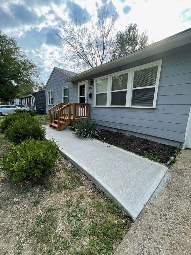 Photo - Charming 3-Bedroom Home with Spacious Fenc...