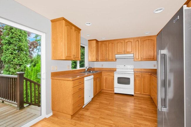 Photo - 4 Bedroom 3 Bath Split Level Kirkland