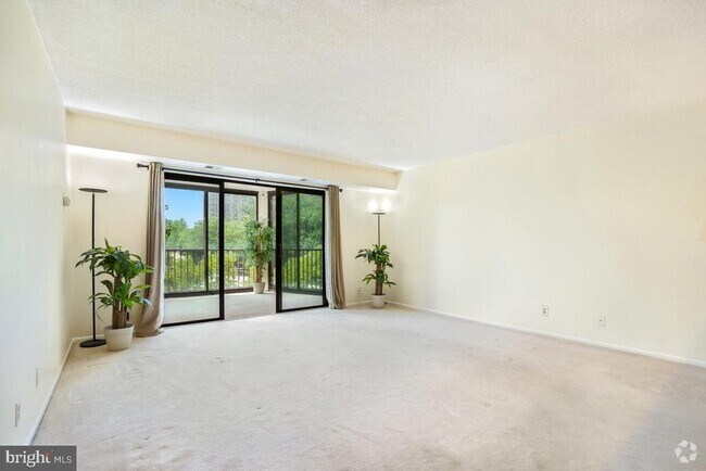 Building Photo - 5903 Mt Eagle Dr Unit 517 Rental