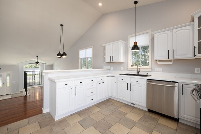 Photo - 5 bed 3 bath home for rent!