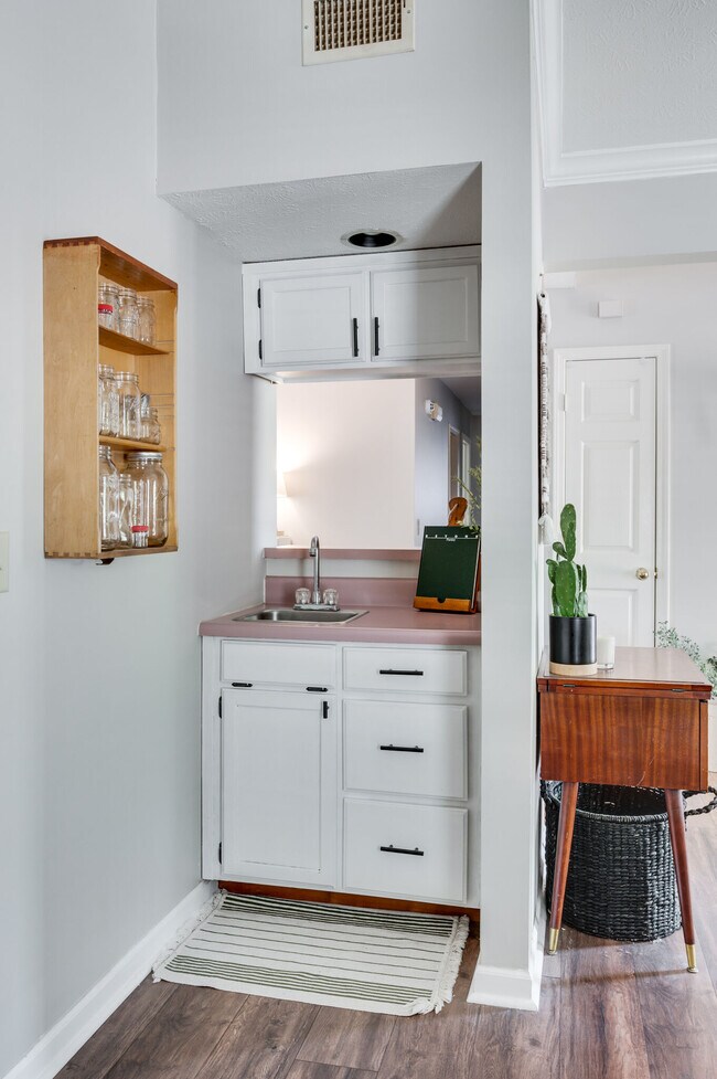 wet bar in living room - 601 Hardin Shire Dr