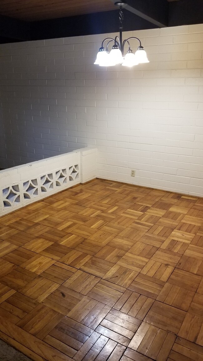 Photo - 2772 University Ave