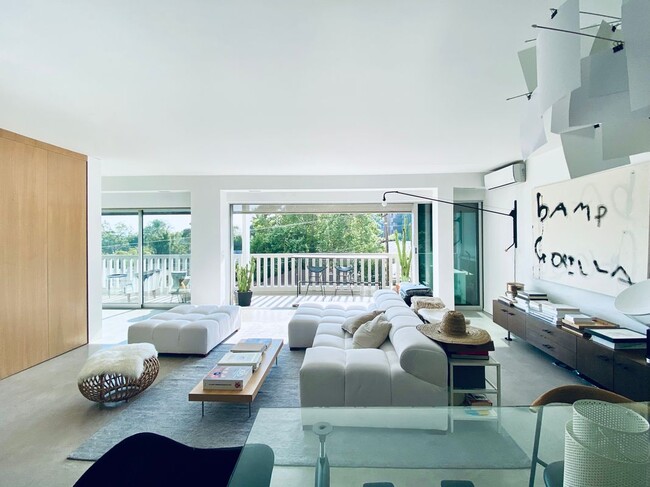 Building Photo - 999 N Doheny Dr Rental