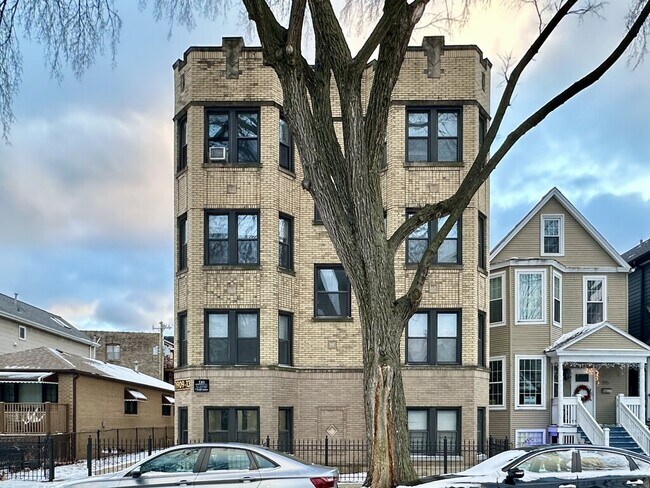 Building Photo - 1907 W Larchmont Ave Unit J01P