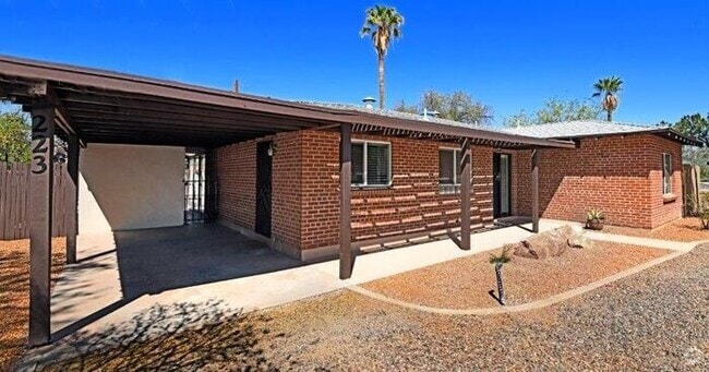 Building Photo - Charming Sam Hughes Brick Home with large ...