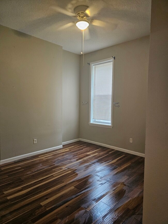 Large Bedrooms - 2605 Arkansas Ave Unit 1
