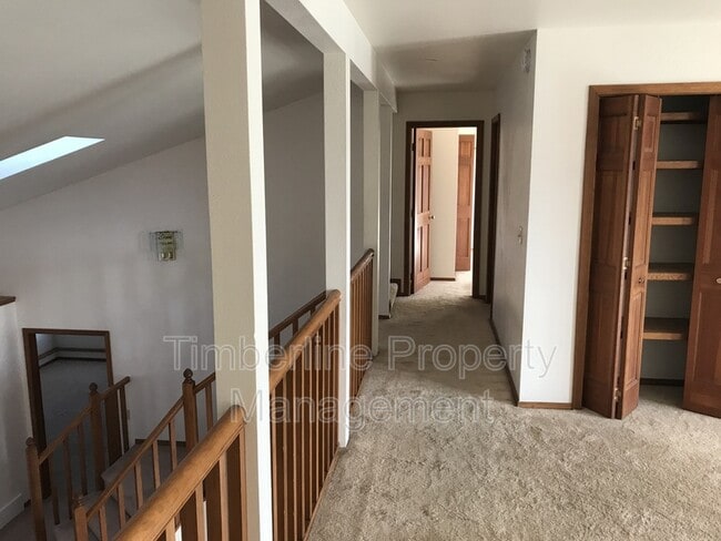 Photo - 936 Caribou Dr W