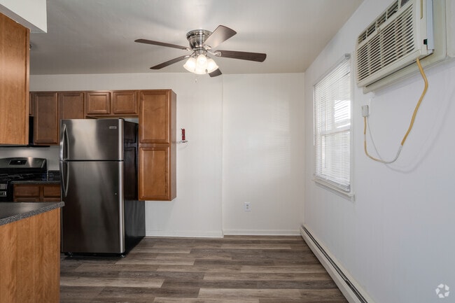 2BR, 1BA - 780SF - Dining Room - Country Club Apartments