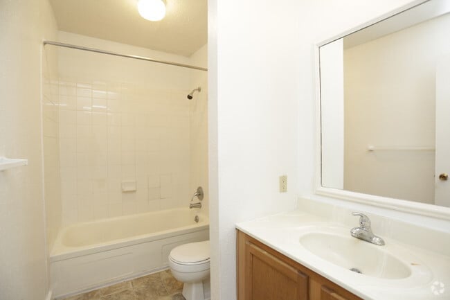 2BR, 1BA - 912 SF