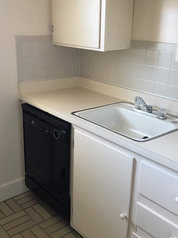 2 bedroom kitchen - Melbourne Court Apartments