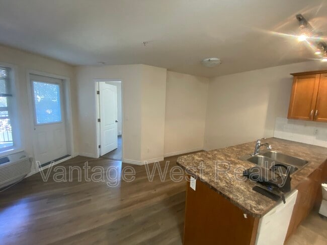 Photo - 598-598 Sutherland Ave