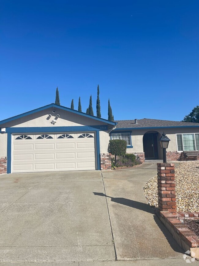Building Photo - 3 bedroom 2 bath single story ranch home