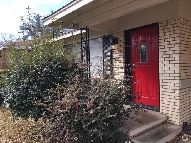 Building Photo - 3/2 with carport fenced yard pet friendly Rental