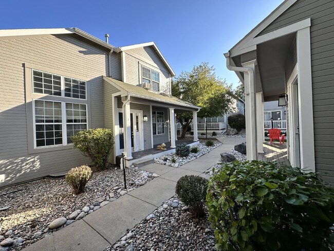 Photo - AVAILABLE JULY! Sleek modern townhome in the heart of Observatory Park Unidad 1