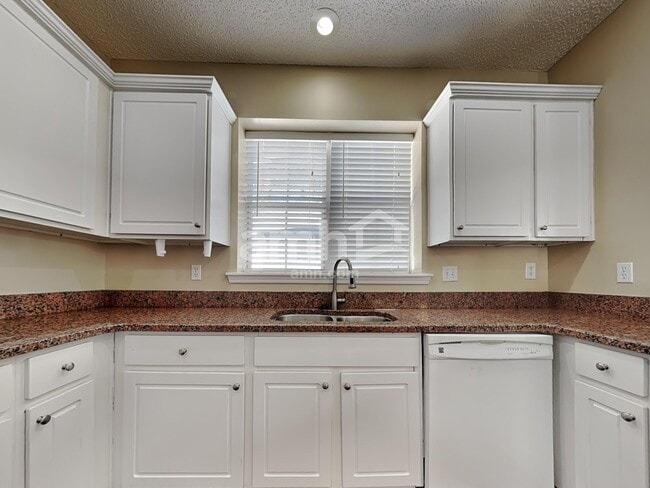 Photo - 620 College Park Cir