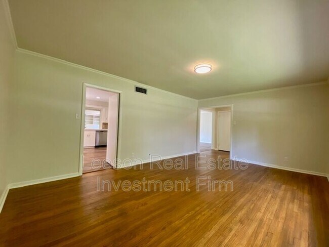 Photo - 208 Bruce Ave