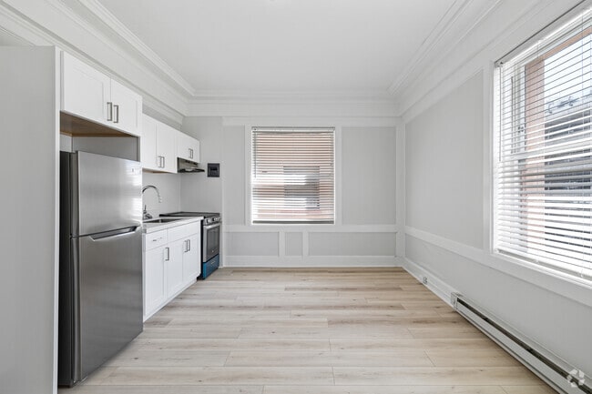 1 Br, 1 Ba, 522 – 633 SF - Kitchen - Hardwood Floor