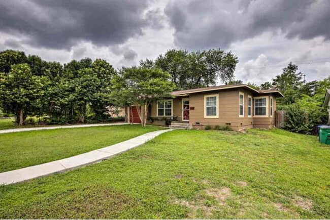 Photo - 611 Sumner Dr