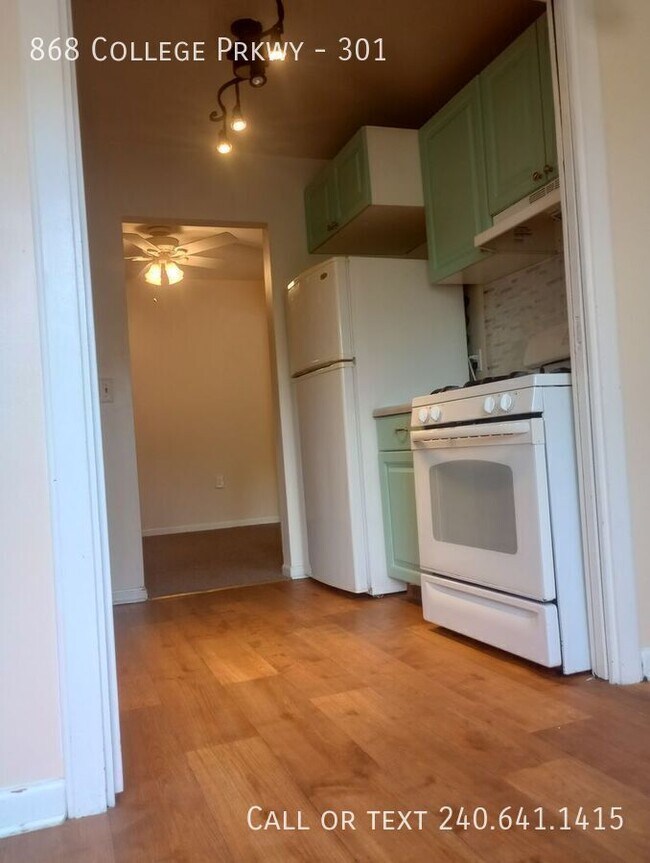 Photo - 868 College Pkwy