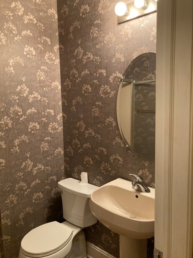 Baño privado con acceso controlado - 840 Ramblewood Dr Unidad 1 Studio