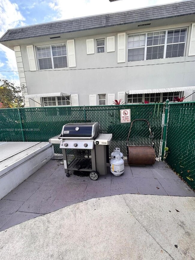 Building Photo - 1520 McKinley St Unit 118E