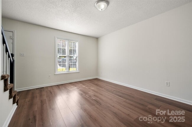 Photo - 608 Bethpage Rd