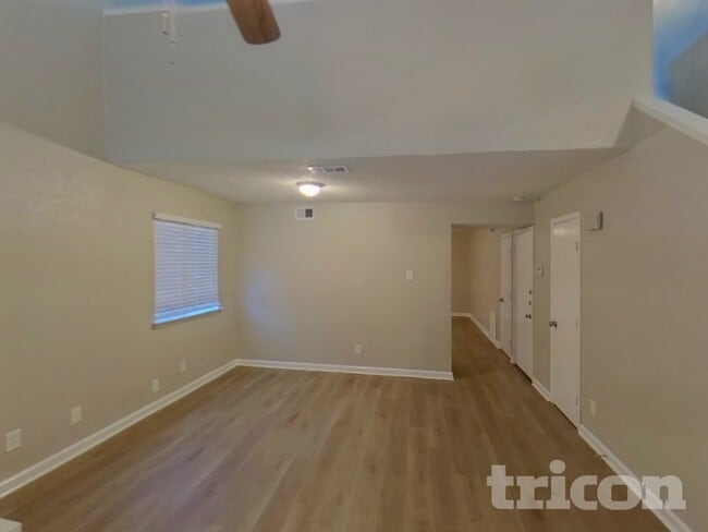 Photo - 2908 Lemmontree Ln