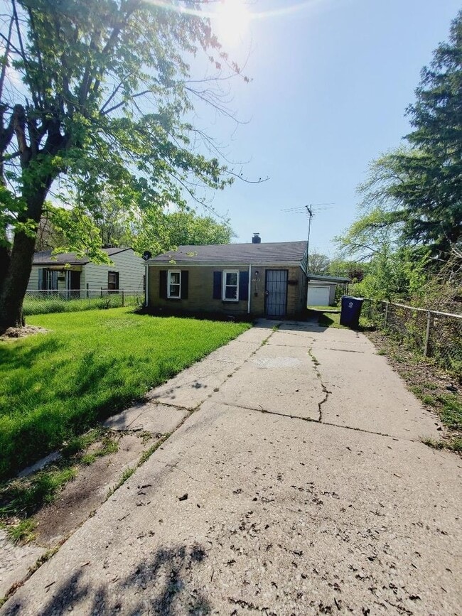Building Photo - 2 Bedroom In Gary Rental
