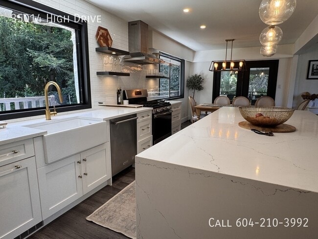 Photo - Updated 5 Bedroom in East Abbotsford