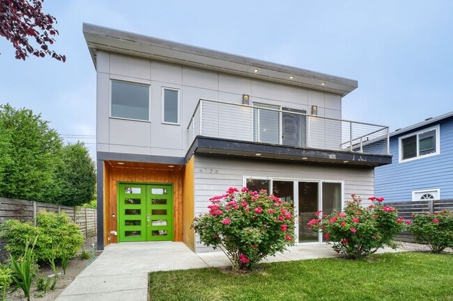 Building Photo - Beautiful 4bed/2.5bath Home in Desirable West Seattle Location!