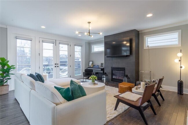 Photo - 704 W 45th St