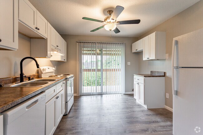 2BR, 1BA - 1,000SF - Kitchen