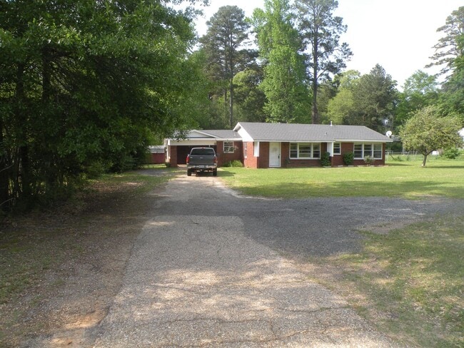 Building Photo - 3 BR 1 BA brick home on large lot.